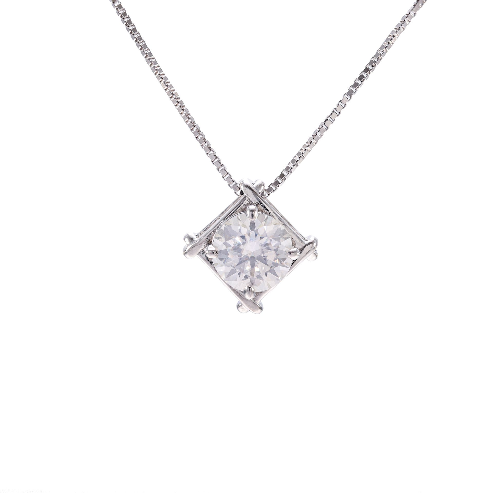 2-Carat Moissanite Pendant Necklace in S925 Sterling Silver: Fashionable and Luxurious
