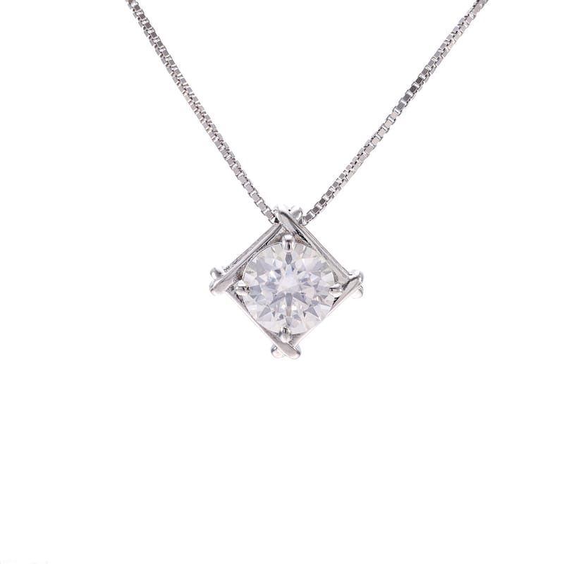 2-Carat Moissanite Pendant Necklace in S925 Sterling Silver: Fashionable and Luxurious