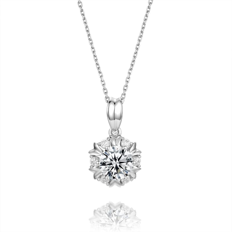 An 18K pure gold necklace set with exquisite moissanite, a fresh and delicate collarbone necklace, and a K gold necklace of light luxury