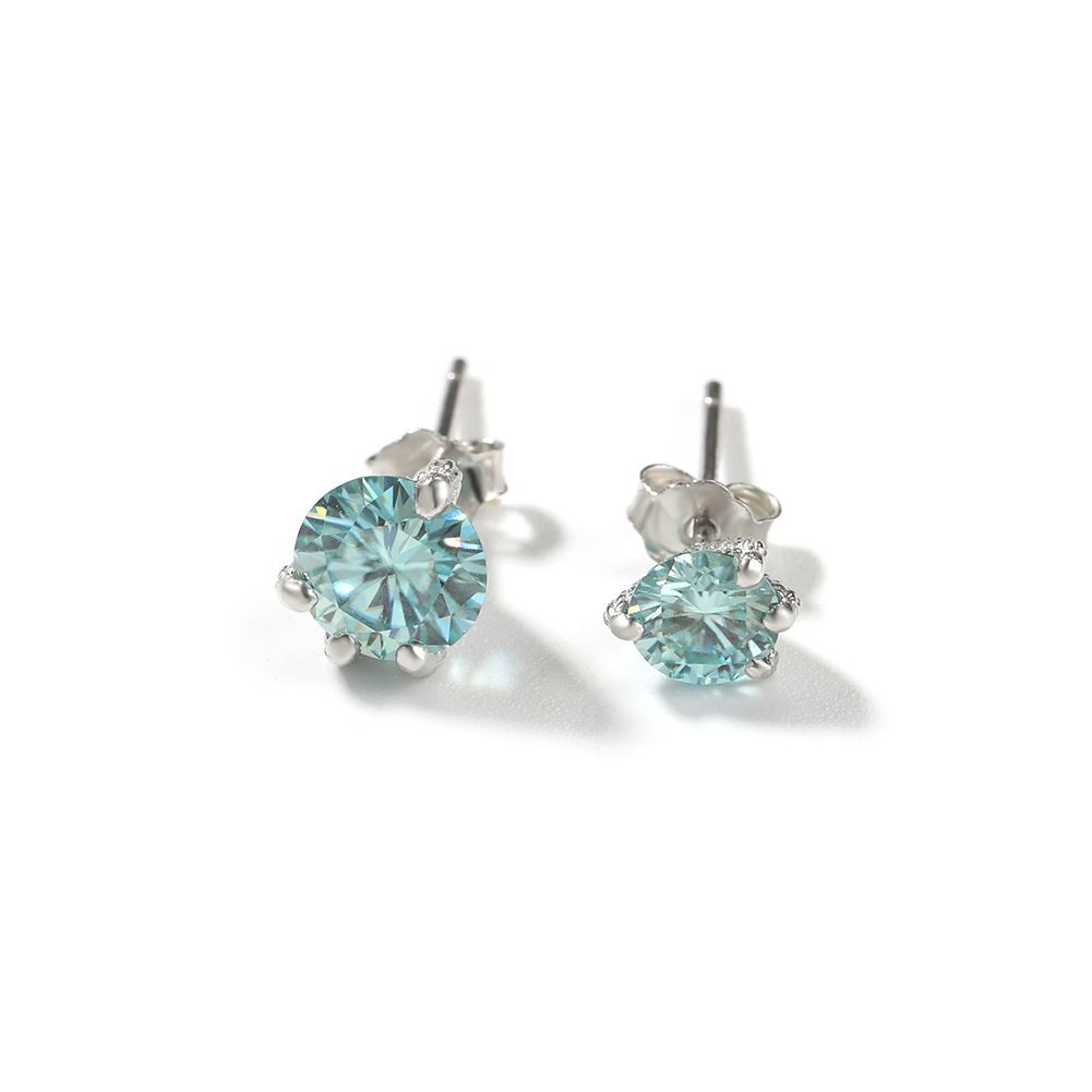 The light luxury and versatile S925 silver Moissanite dragon claw stud earrings are suitable for both men and women, exuding a sense of luxury