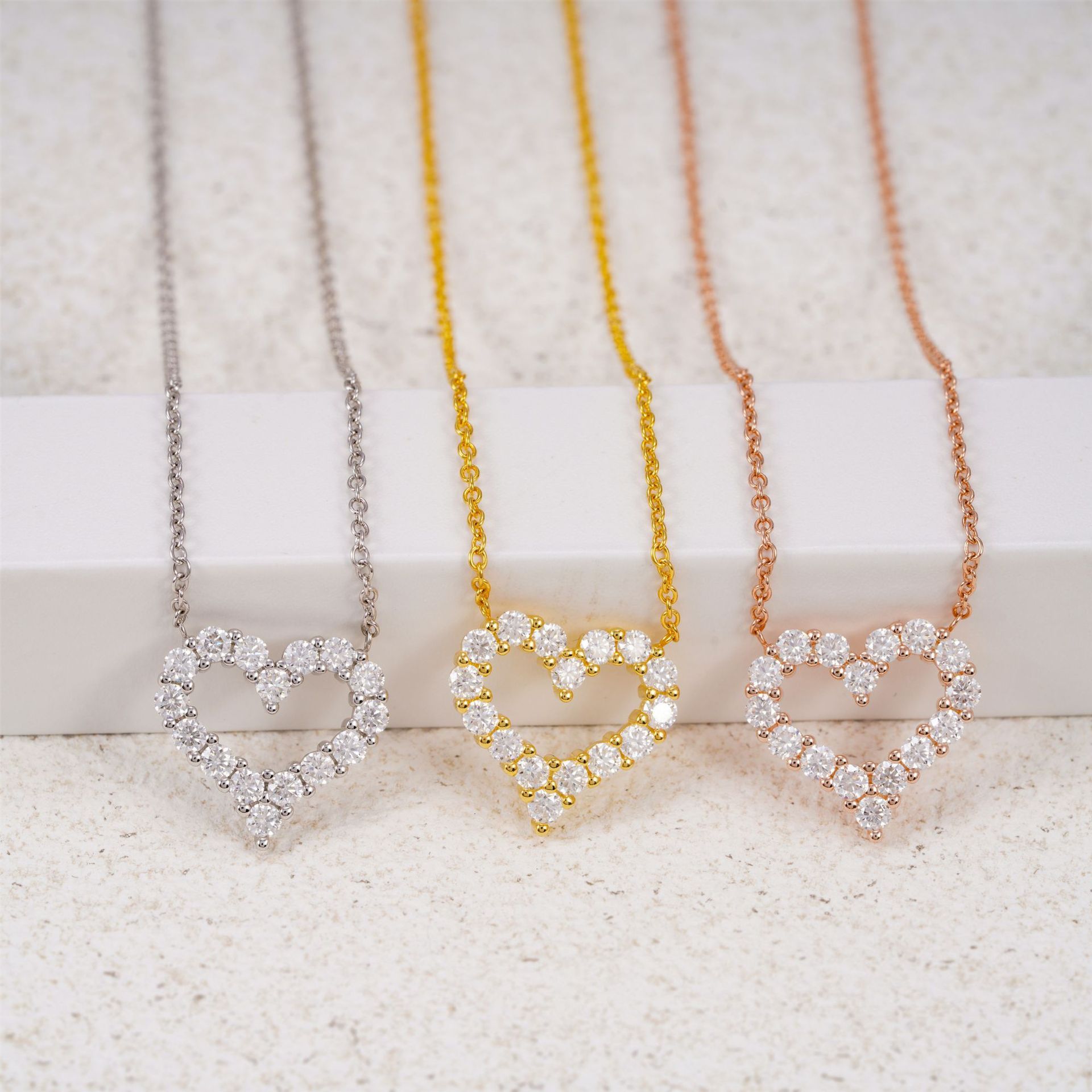 925 sterling silver necklace set with D-colored moissanite, light luxury heart-shaped pendant collarbone necklace: the perfect combination of elegance and brilliance