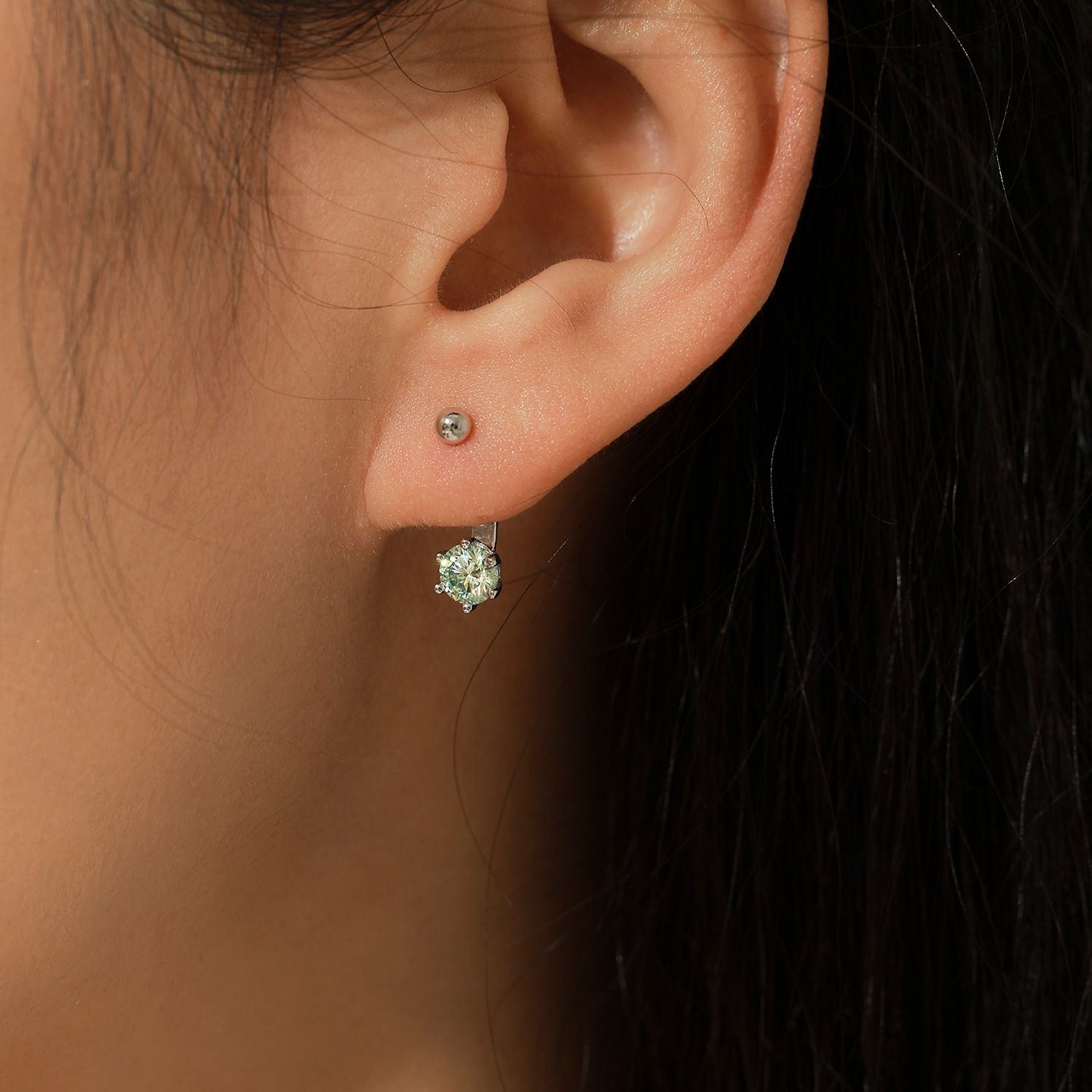 A 50-point blue-green Moissanite, a shining fashion choice