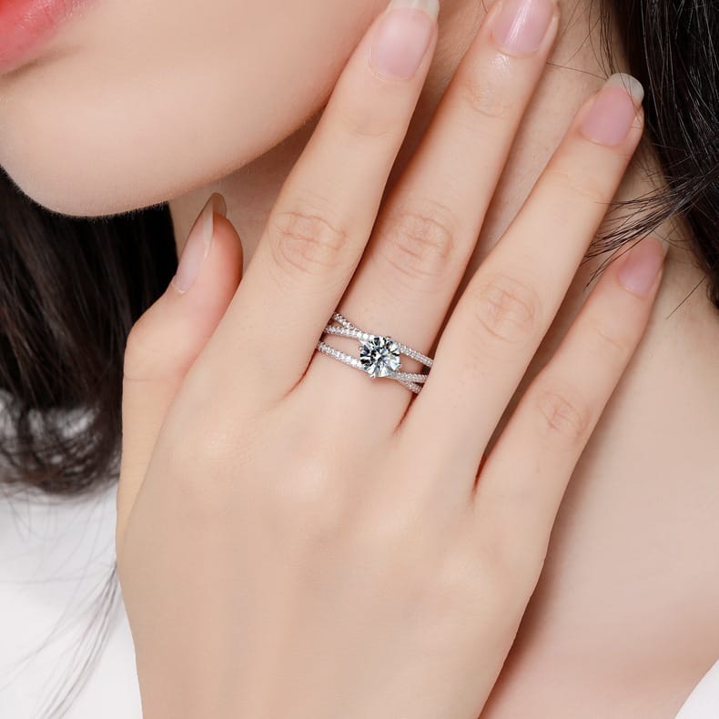 The "Three Lives and Three Worlds" inlaid silver ring with 18K gold D-color Moissanite diamond, an exquisite choice for gifting