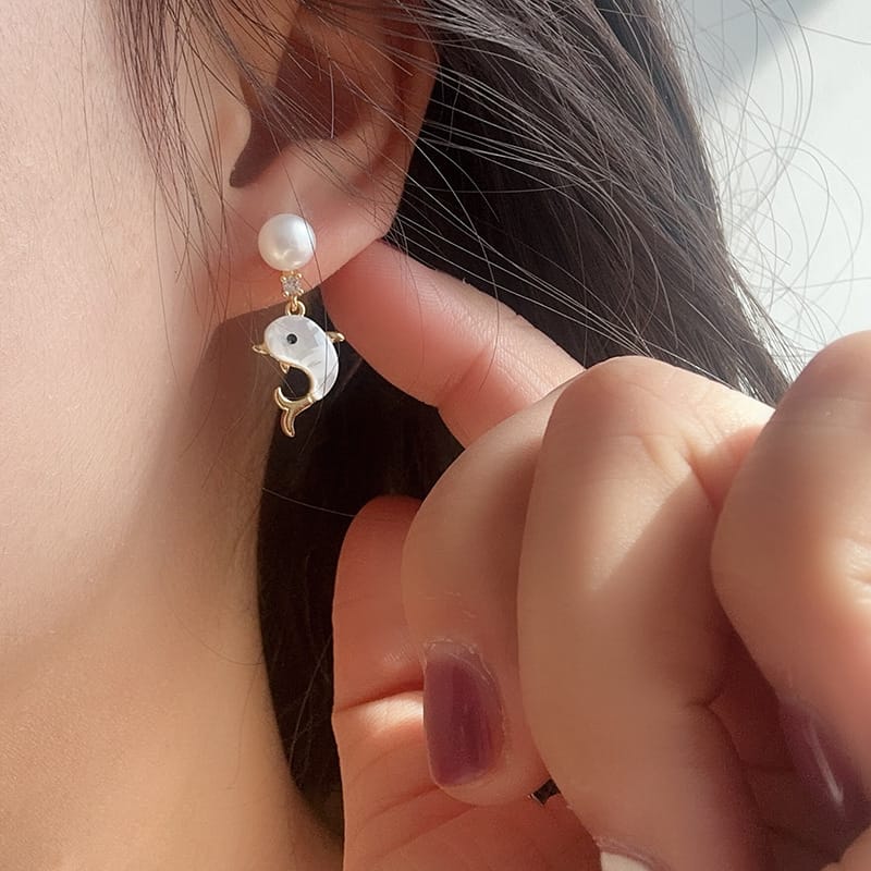 Natural freshwater mother-of-pearl dolphin pearl earrings playful age-reducing sweet girl earrings Joker ear jewelry