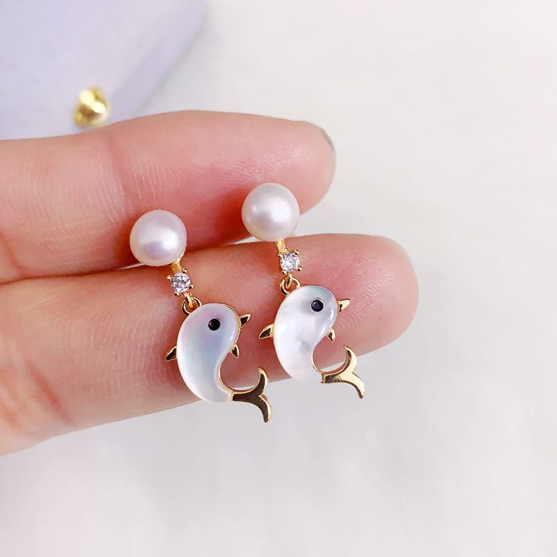 Natural freshwater mother-of-pearl dolphin pearl earrings playful age-reducing sweet girl earrings Joker ear jewelry