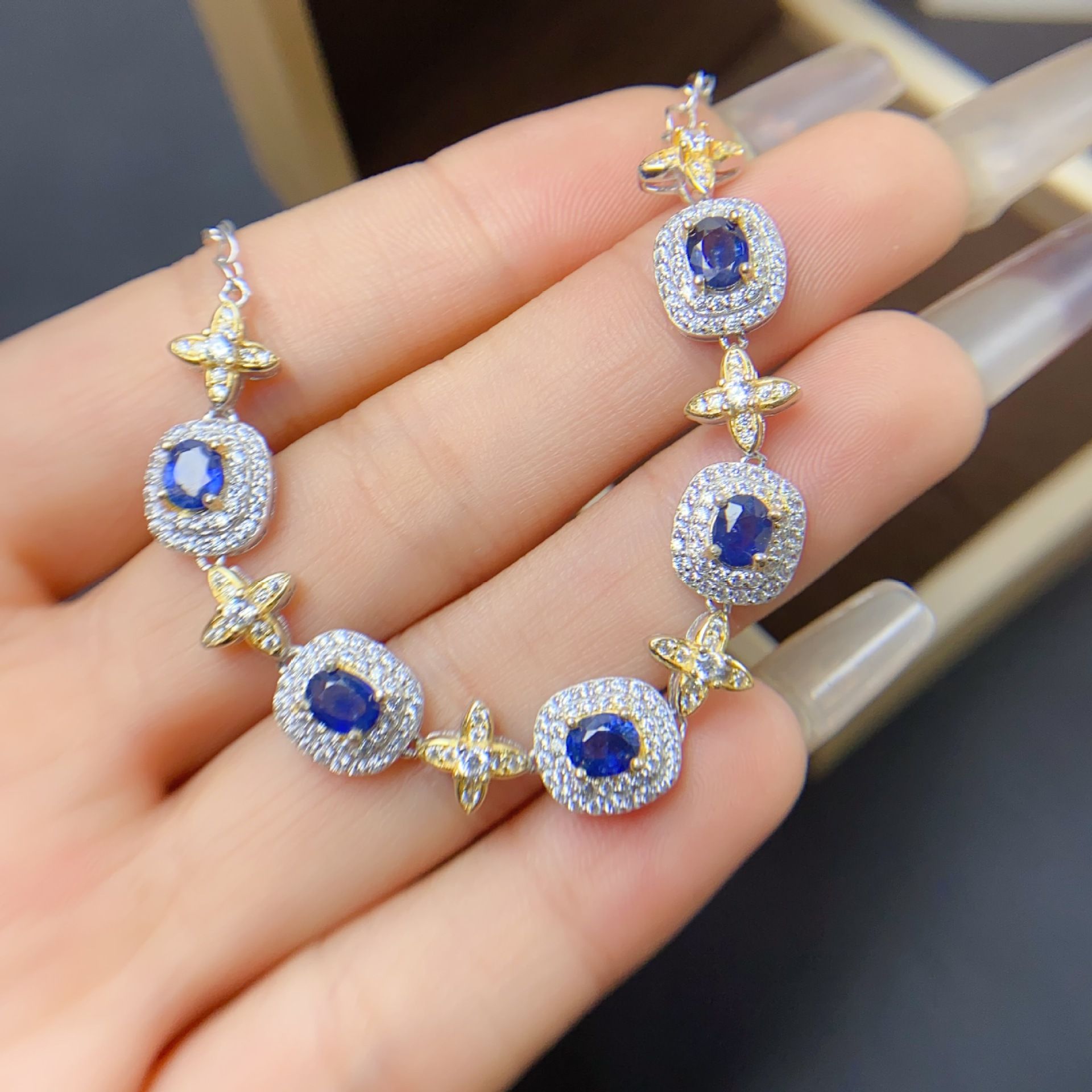 S925 silver inlaid simple fashion natural sapphire bracelet 4 * 5mm advanced sense design live broadcast supply