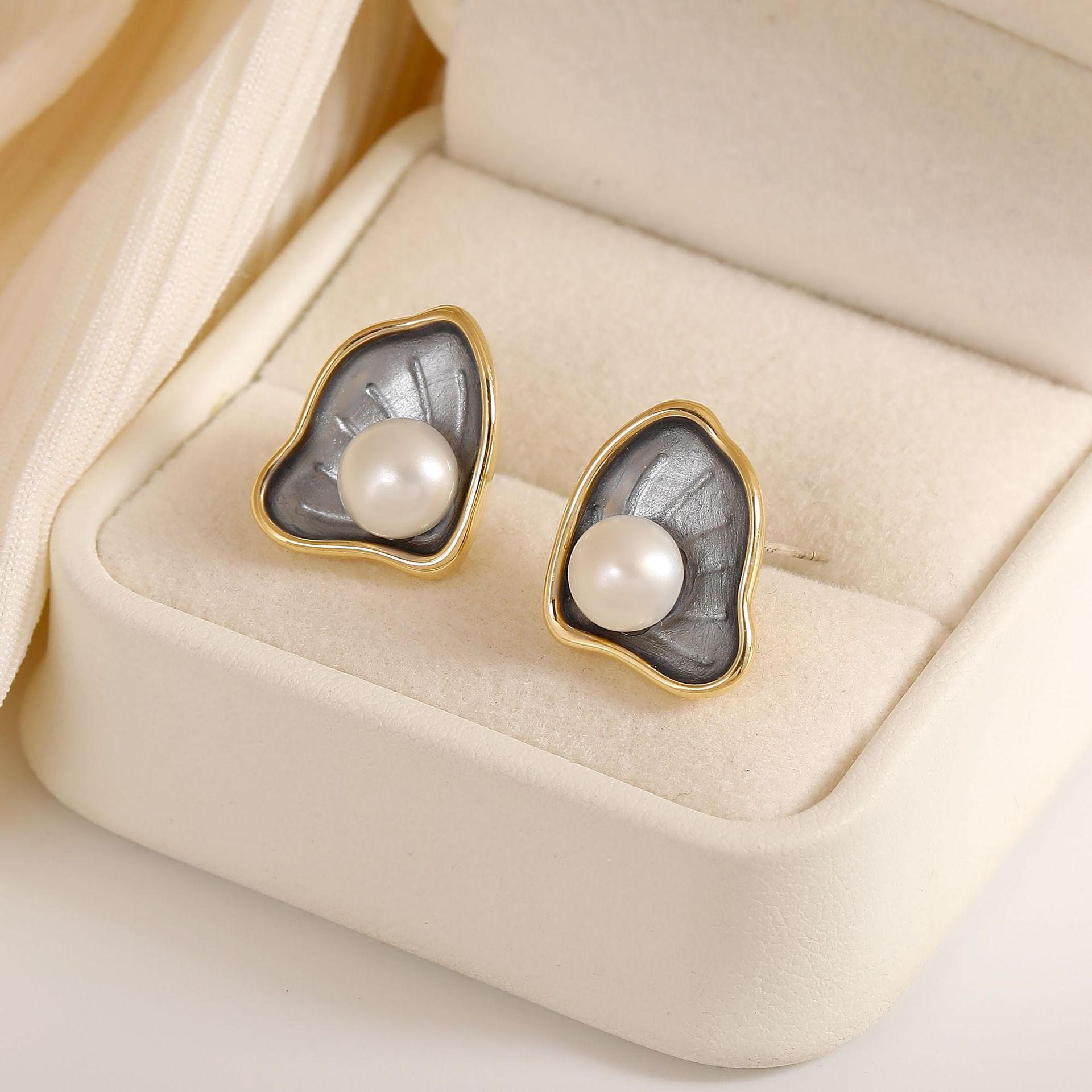 Natural Pearl Earrings High-end Light Luxury Ear Clip Butterfly Fan Color Glaze Retro Fresh Fashion Earrings