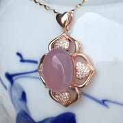 New atmospheric powder hibiscus stone powder chalcedony pendant wholesale 925 silver platinum rose gold technology