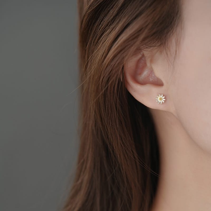 Po S999 Silver Daisy Earrings Advanced Design Cute Sweet Temperament Ear Pole Small Earrings for Hair