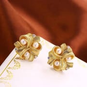 New Style Heavy Industry Retro Light Luxury Pearl Flower-shaped Earrings Simple Hong Kong Style Heavy Industry Earrings Women's 925 Silver Pin