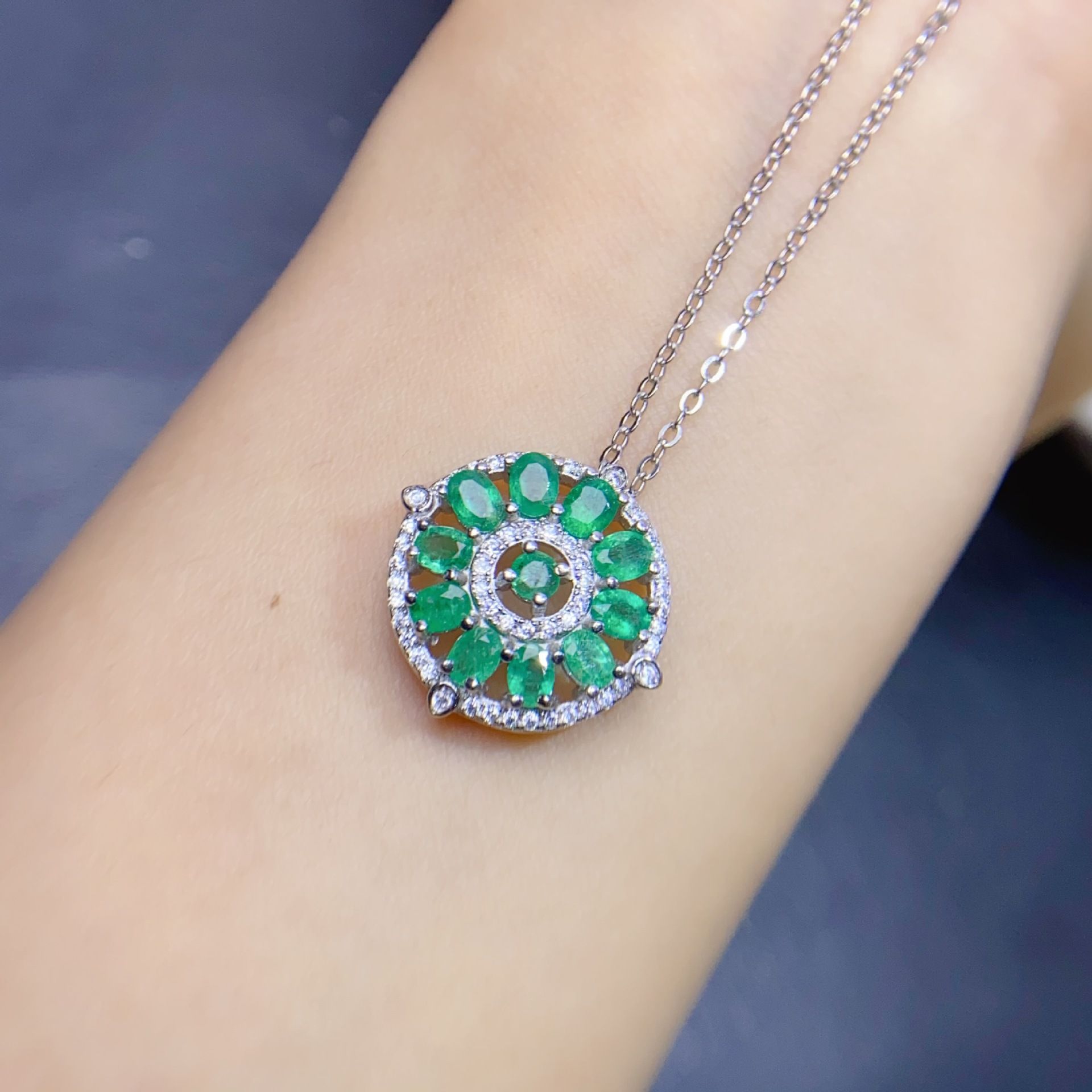 Fashionable natural emerald pendant 3 * 4mm women's pendant necklace 925 silver wholesale live broadcast supply
