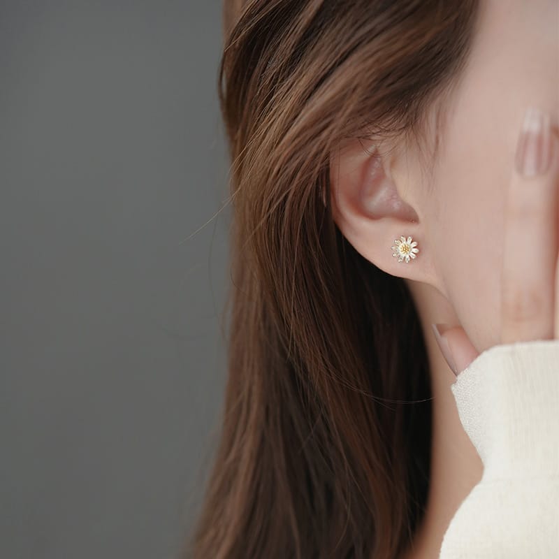 Po S999 Silver Daisy Earrings Advanced Design Cute Sweet Temperament Ear Pole Small Earrings for Hair