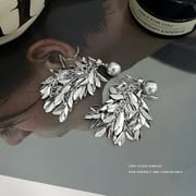 Aobao S999 pure silver high-grade Leaf pearl stud earrings Women's Light luxury cool wind wave light Lingling ear jewelry generation hair