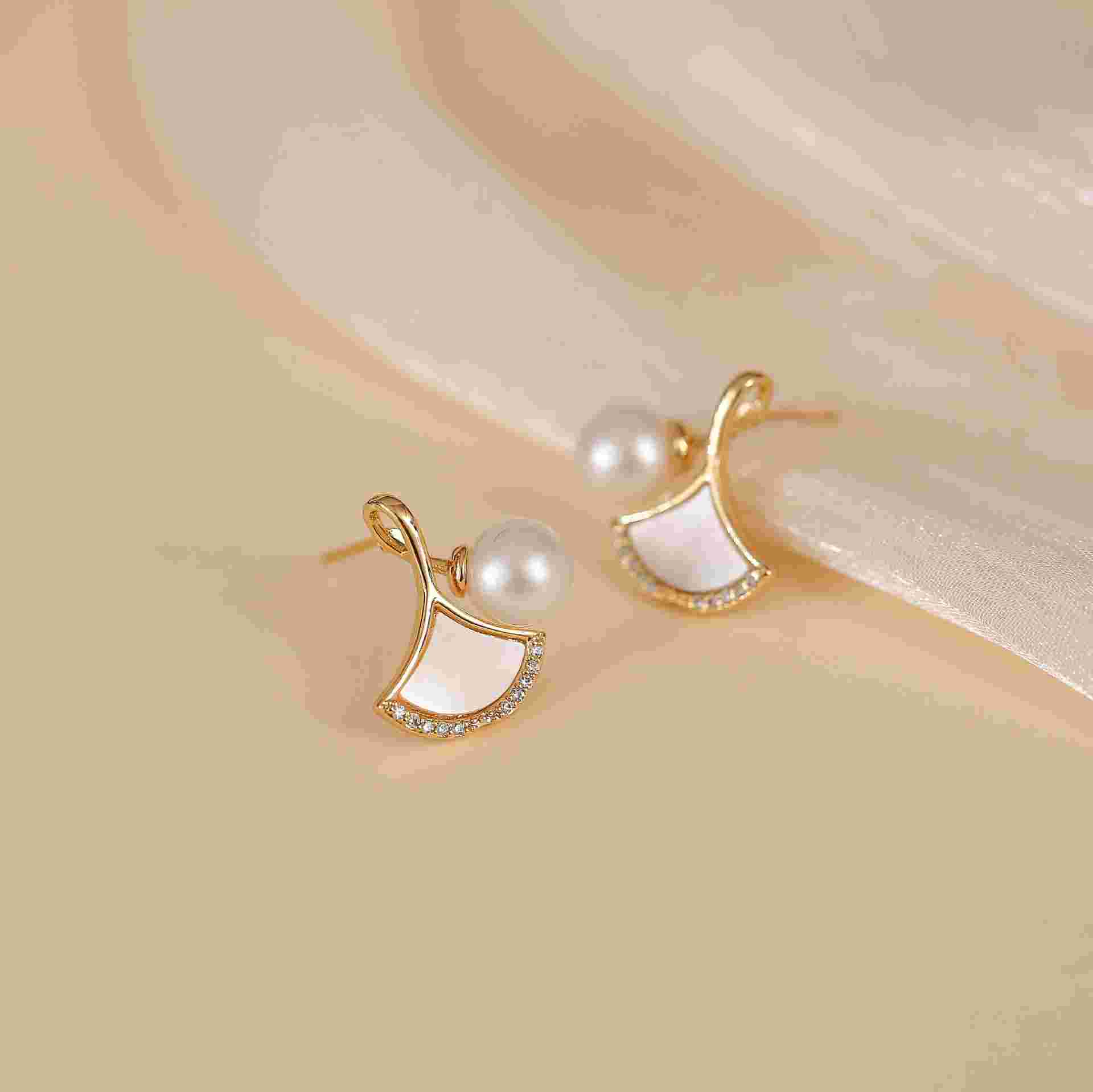 Natural Pearl Earrings Ginkgo Biloba Ear Studs High-grade Sensitive for commuter All-match French Niche Fan-shaped Design Real Gold Micro-inlay