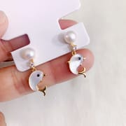 Natural freshwater mother-of-pearl dolphin pearl earrings playful age-reducing sweet girl earrings Joker ear jewelry