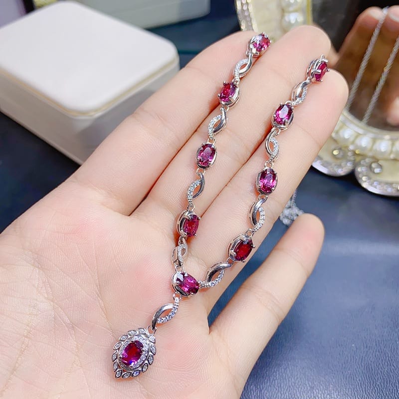 Natural magnesium aluminum garnet necklace main stone 4 * 6mm clavicle chain exquisite first-hand supply wholesale