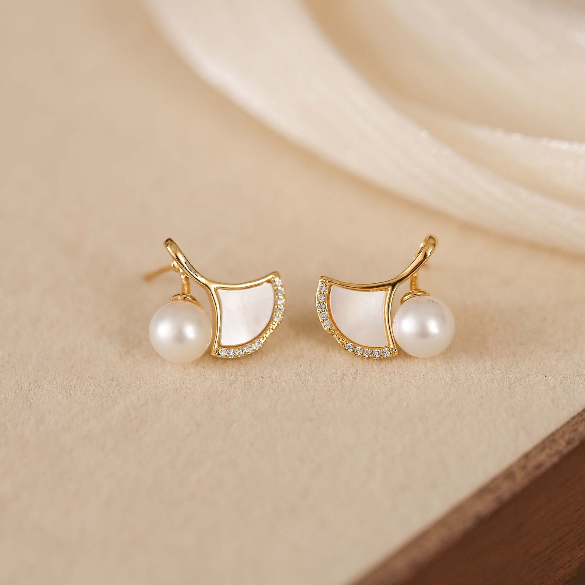 Natural Pearl Earrings Ginkgo Biloba Ear Studs High-grade Sensitive for commuter All-match French Niche Fan-shaped Design Real Gold Micro-inlay