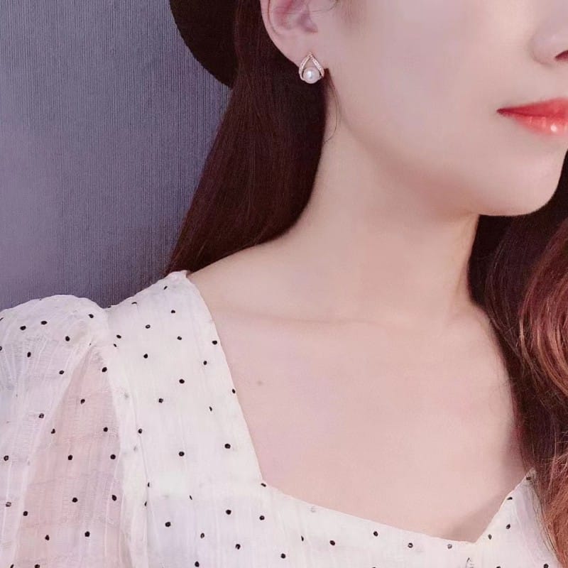 Natural freshwater pearl S925 silver needle triangle heart-shaped zircon pearl earrings temperament Joker earrings source manufacturers
