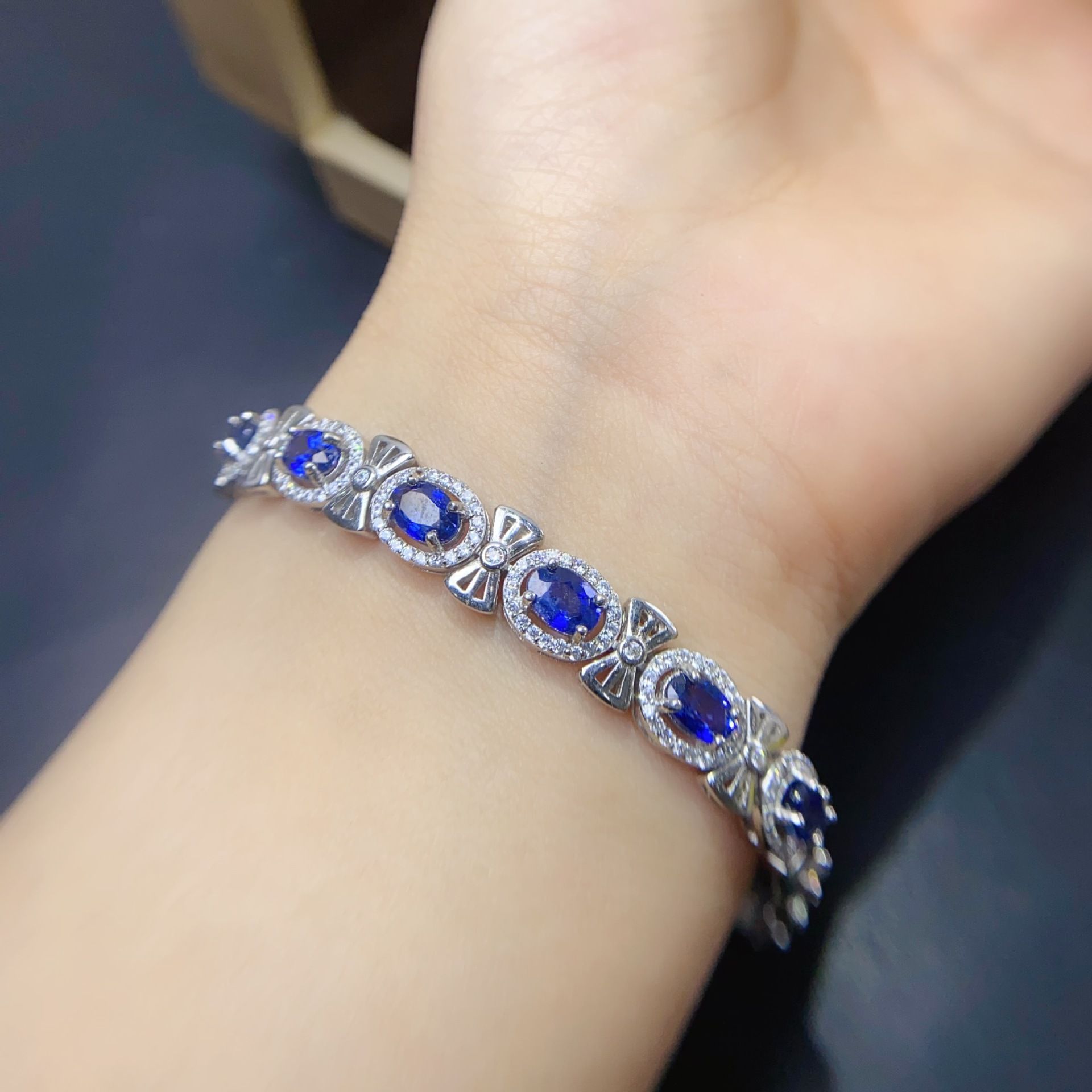 S925 silver inlaid simple fashion natural sapphire bracelet 4 * 6mm advanced sense design live broadcast supply