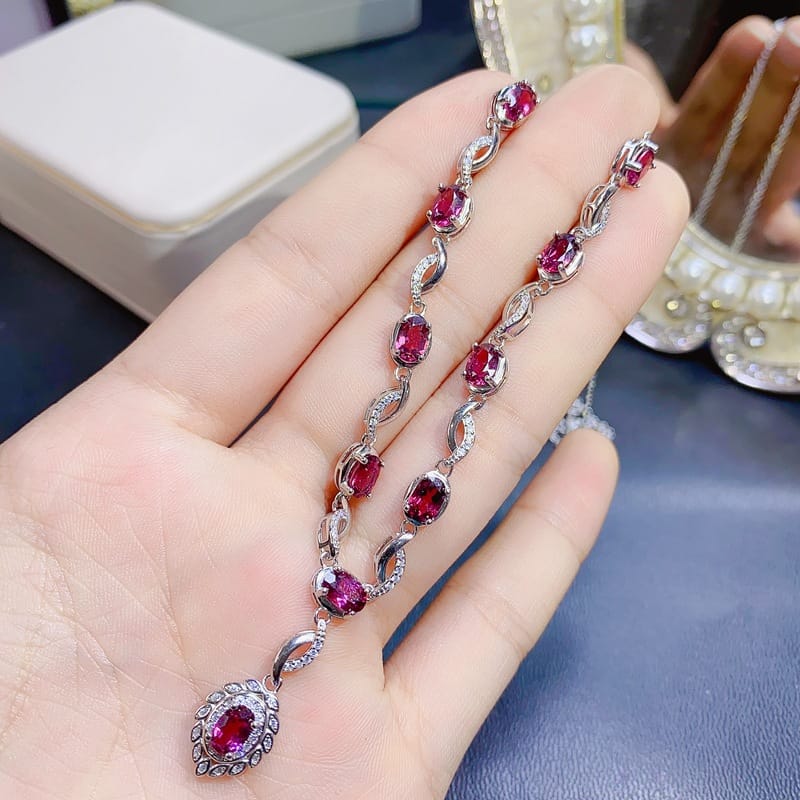 Natural magnesium aluminum garnet necklace main stone 4 * 6mm clavicle chain exquisite first-hand supply wholesale