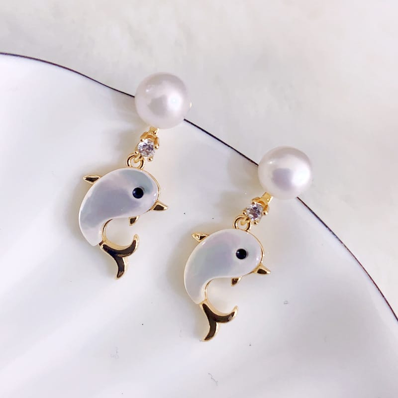Natural freshwater mother-of-pearl dolphin pearl earrings playful age-reducing sweet girl earrings Joker ear jewelry