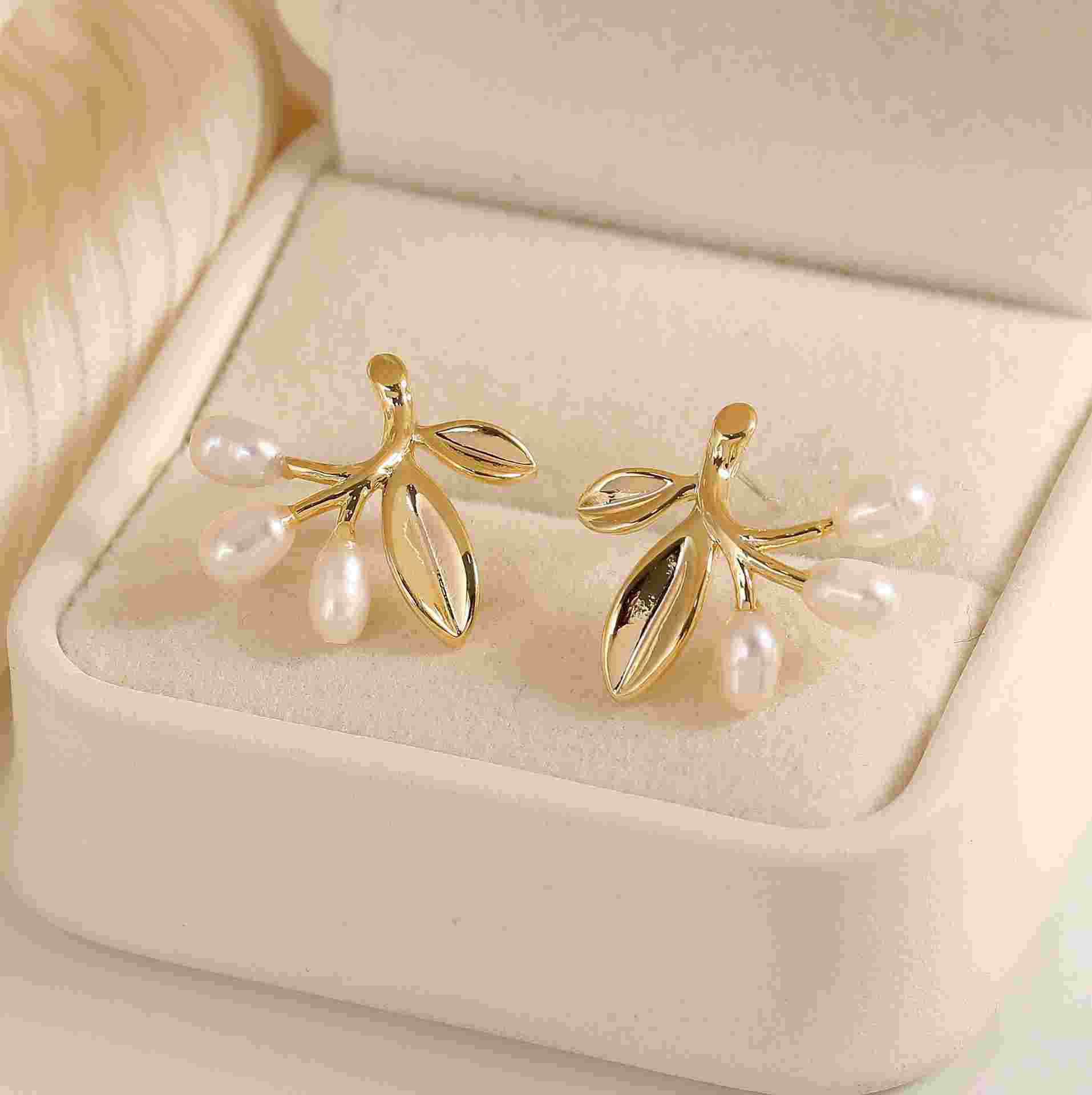 Freshwater Pearl Earrings Fresh Sweet and Gentle Temperament Super Immortal Mori Style Leaf Earrings High-end Fashion All-match Women