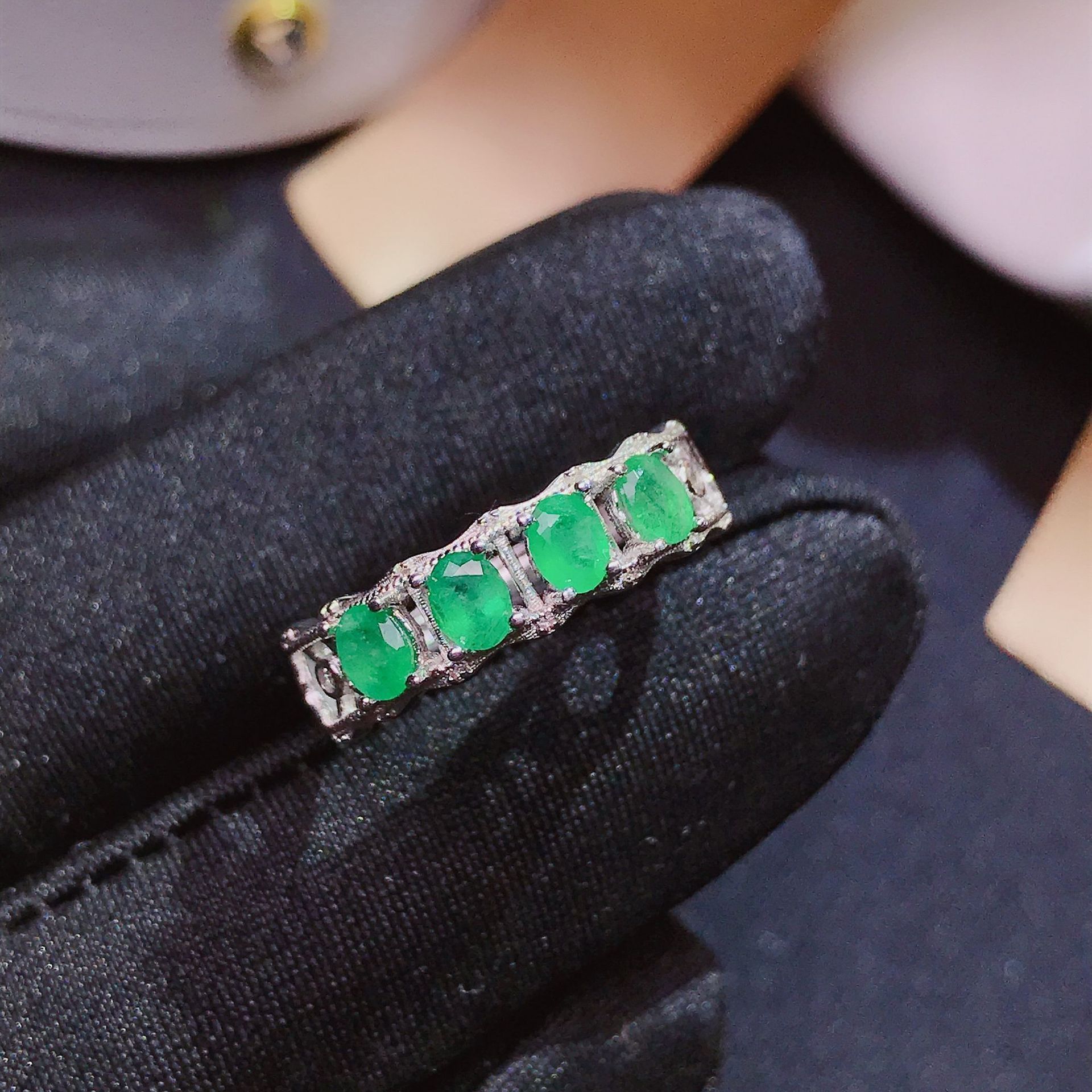Emerald ring natural Columbia emerald ring 925 silver inlaid Emerald wholesale can be identified