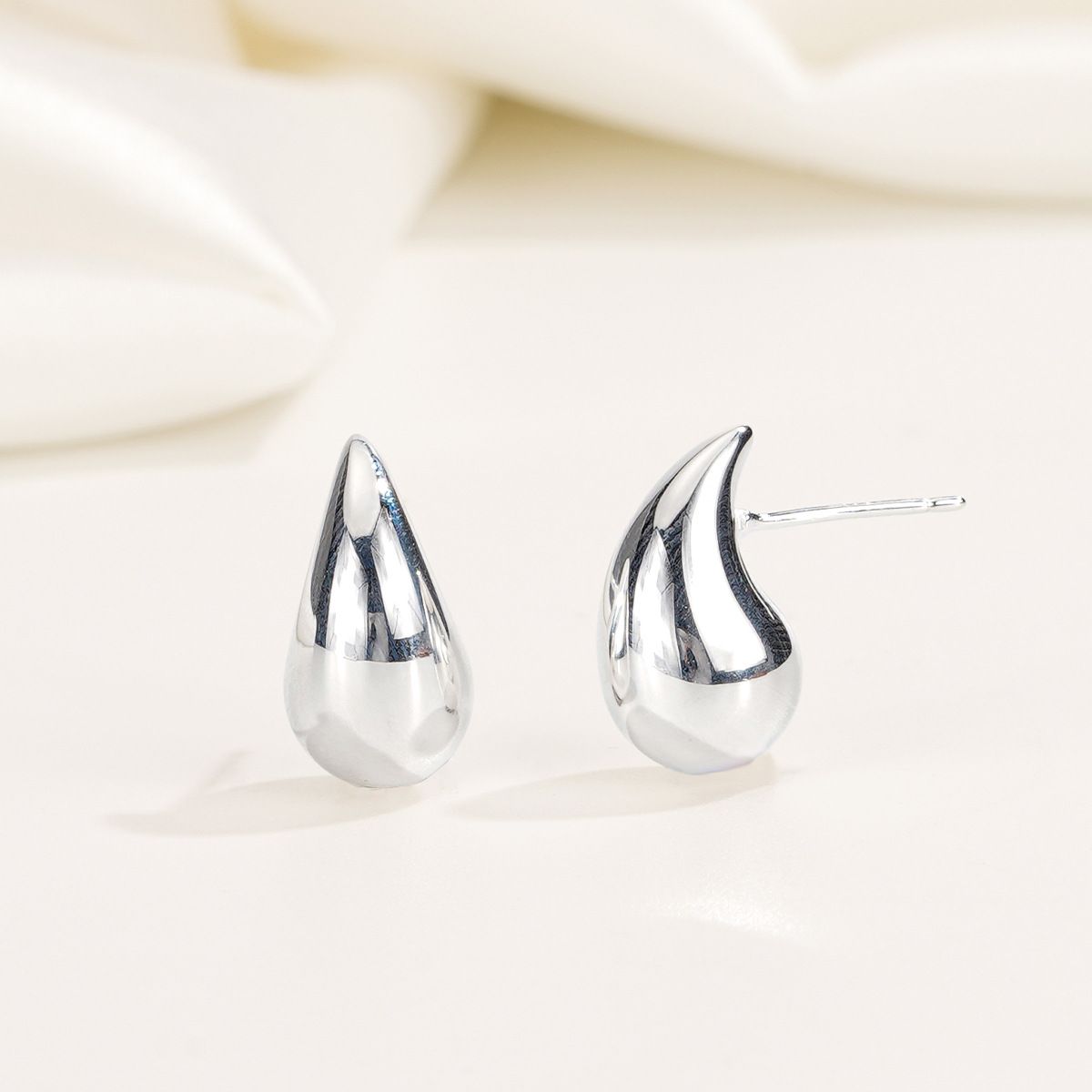 Europe and the United States cross-border small water droplets hollow fashion earrings female personality simple S925 sterling silver temperament trendy earrings