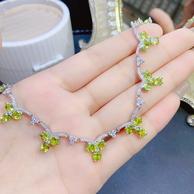 Luxury Fashion Natural Olivine Evening Ceremony Necklace 925 Silver Inlaid Olivine Women's Collarbone Necklace Wholesale