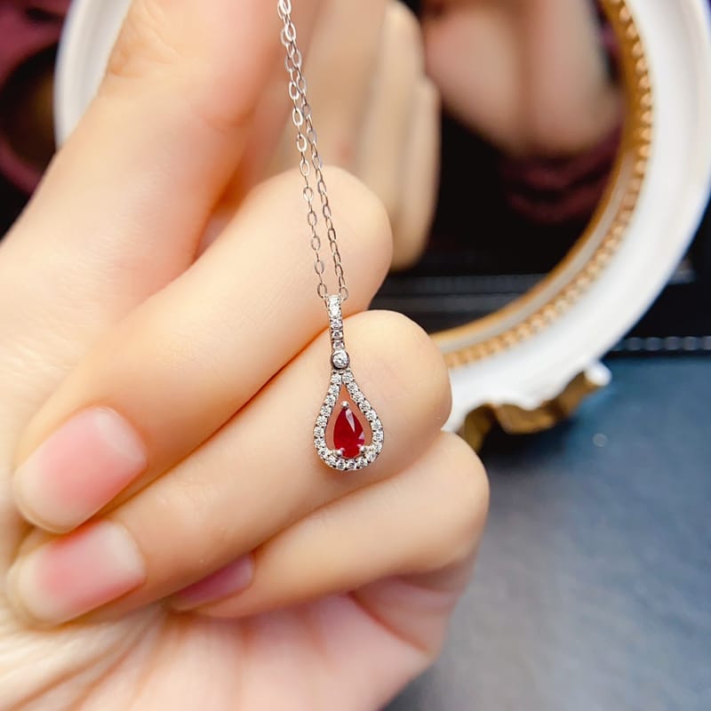 Factory wholesale explosions natural ruby necklace S925 silver inlaid with the main stone 3*5 selling Europe and the United States a generation of hair