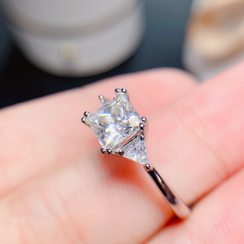 Simple U.S. Imported Moussaint Diamond Ladies Ring 925 Silver 6*6 Black Card Drill Pen Live Shake Tone Supply