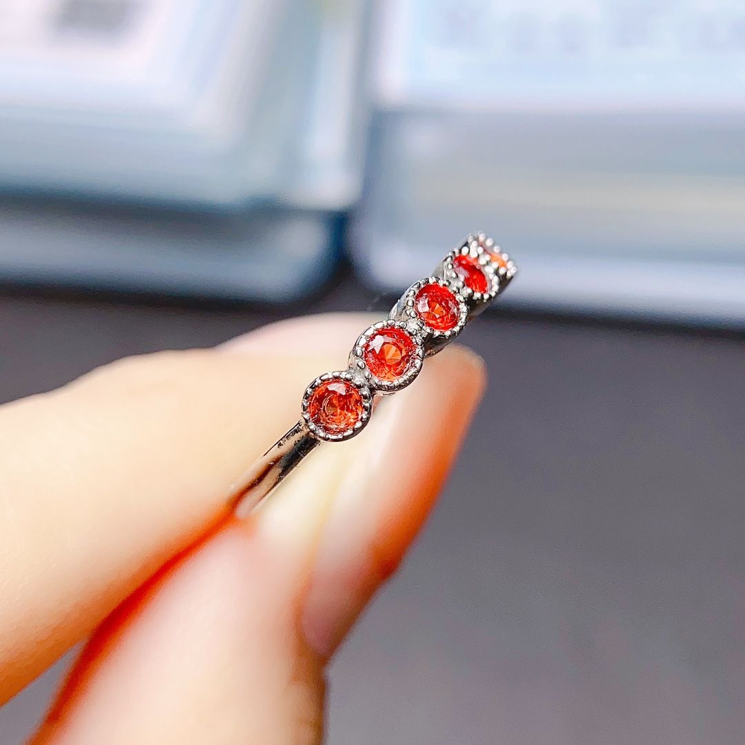 Factory wholesale explosions natural garnet ring S925 silver inlaid main stone 2*2 selling Europe and the United States a generation of hair