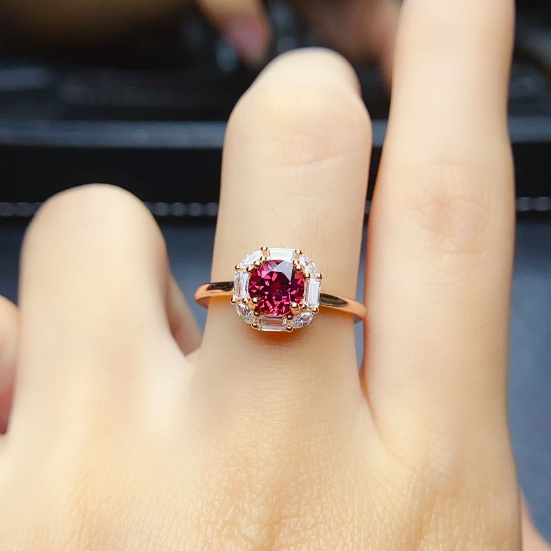 Factory wholesale explosions natural magnesium aluminum garnet ring S925 silver inlaid main stone 6*6 hot European and American generation
