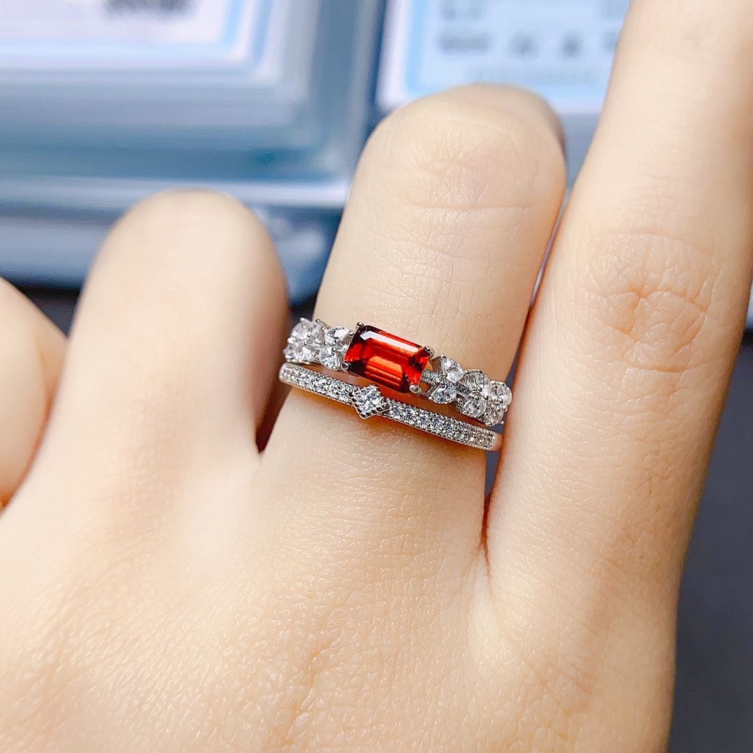 Factory wholesale explosions natural garnet ring S925 silver inlaid main stone 4*6 selling Europe and the United States a generation of hair