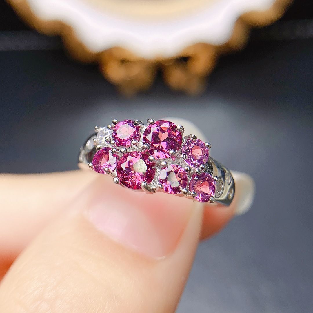 Factory wholesale explosions natural garnet ring S925 silver inlaid main stone 4*4 selling Europe and the United States a generation of hair