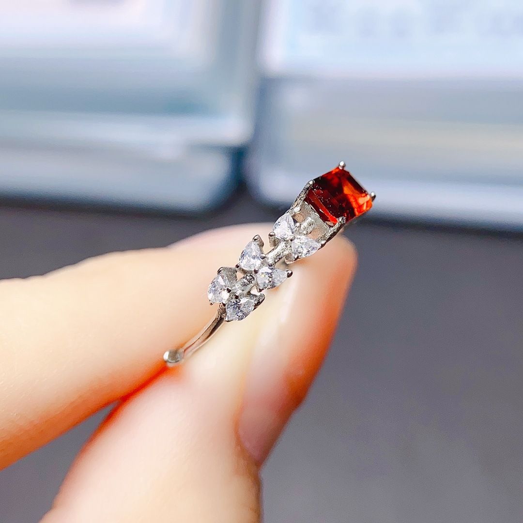 Factory wholesale explosions natural garnet ring S925 silver inlaid main stone 4*6 selling Europe and the United States a generation of hair