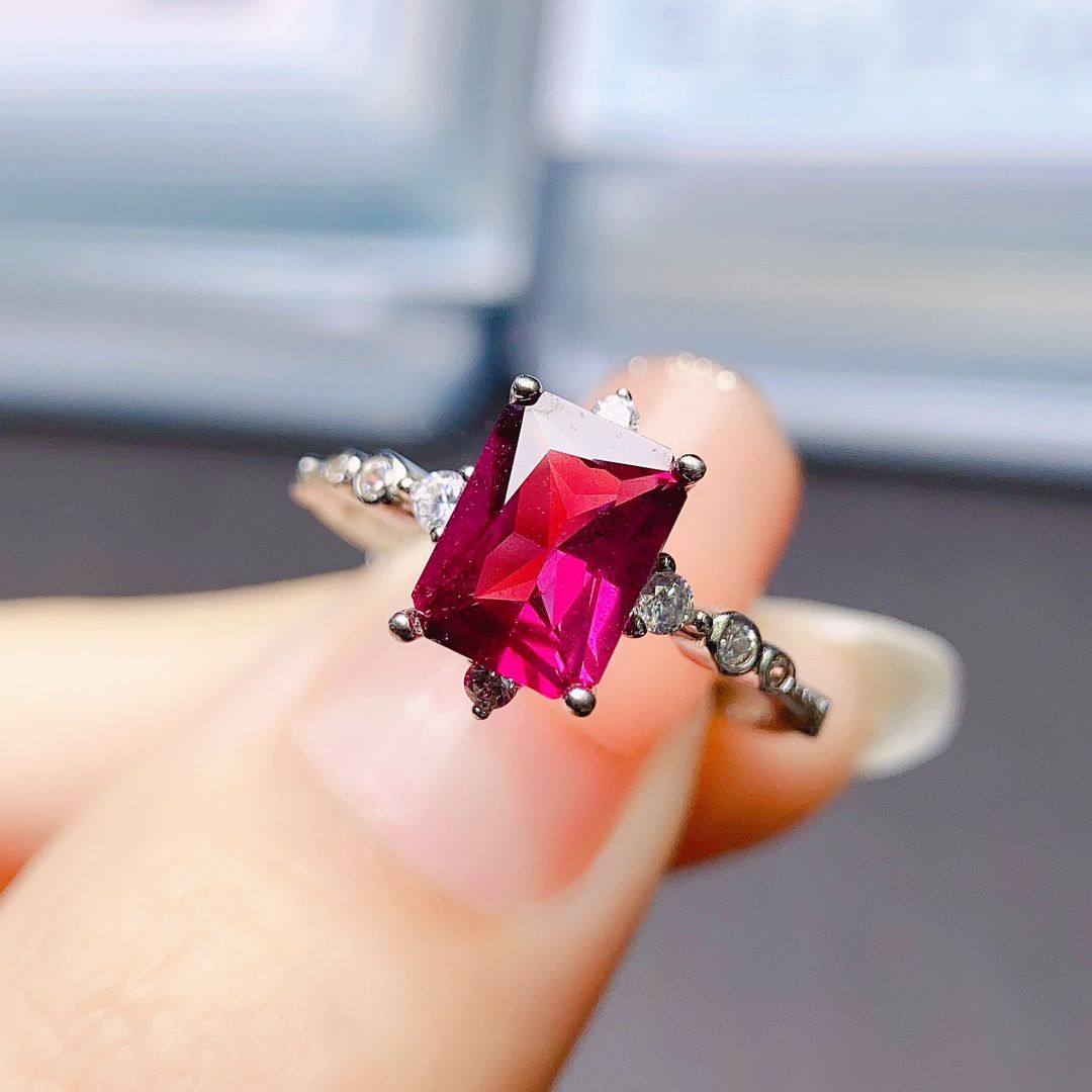 Factory wholesale explosions natural garnet ring S925 silver inlaid main stone 6*8 selling Europe and the United States a generation of hair