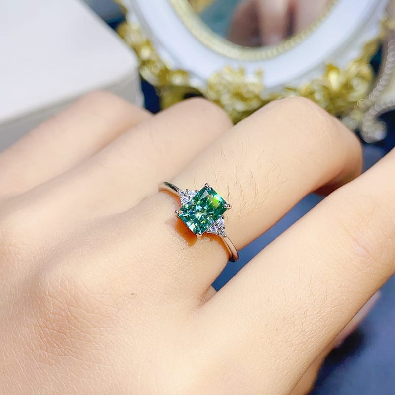 Small fresh simple U.S. imported green mosant diamond ladies ring 925 silver 5*7 sugar black card drill pen
