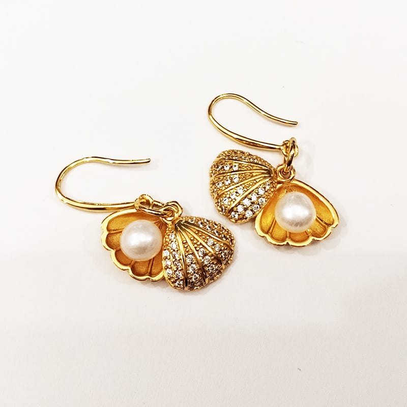 Shell pearl ear hook gold