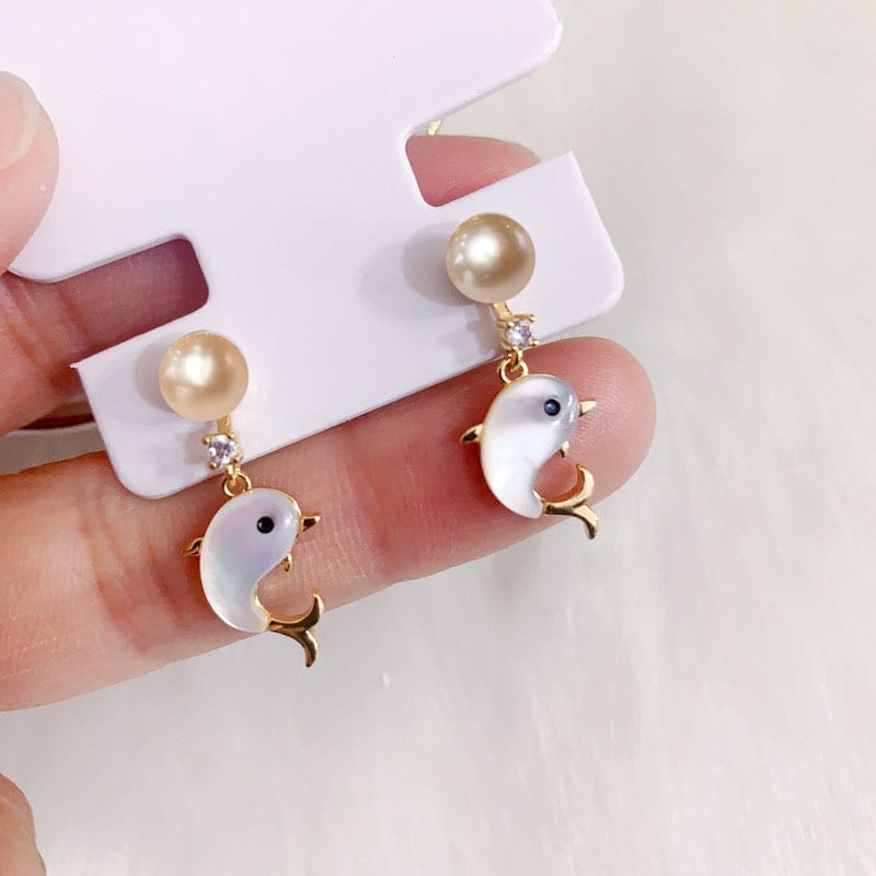 Fritillary dolphin pearl earrings (pink beads)