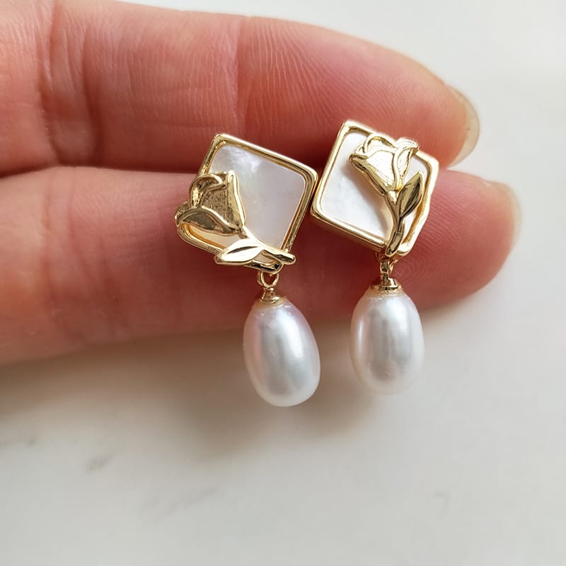 White shell square earrings (white beads)