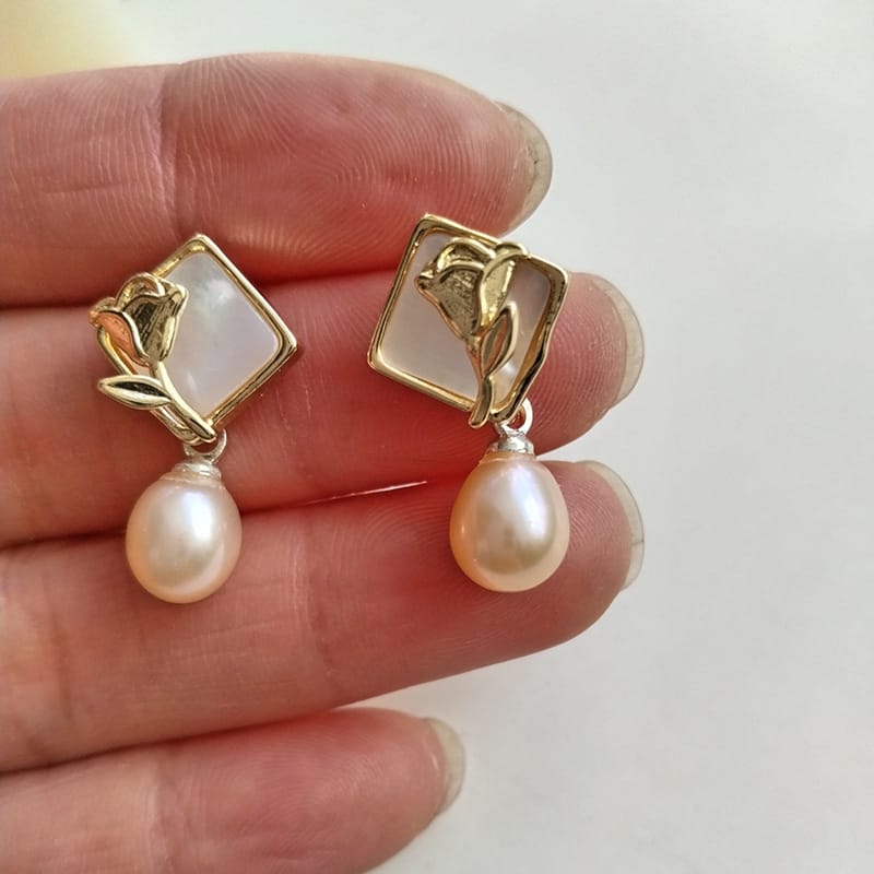 White shell square earrings (pink beads)