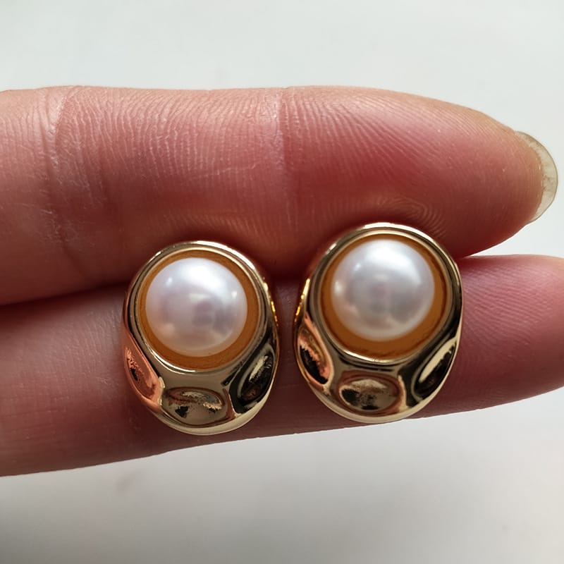 Small fragrant pearl earrings (white beads)