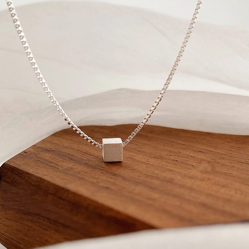 Three-dimensional small square necklace