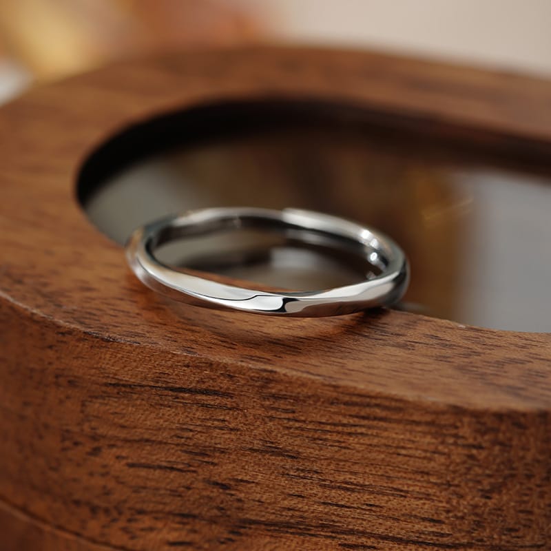 Glossy ring--white gold