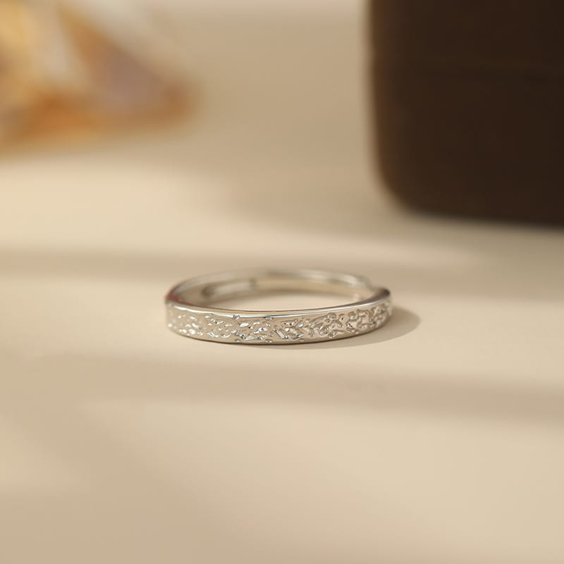 Pleated men's ring--white gold