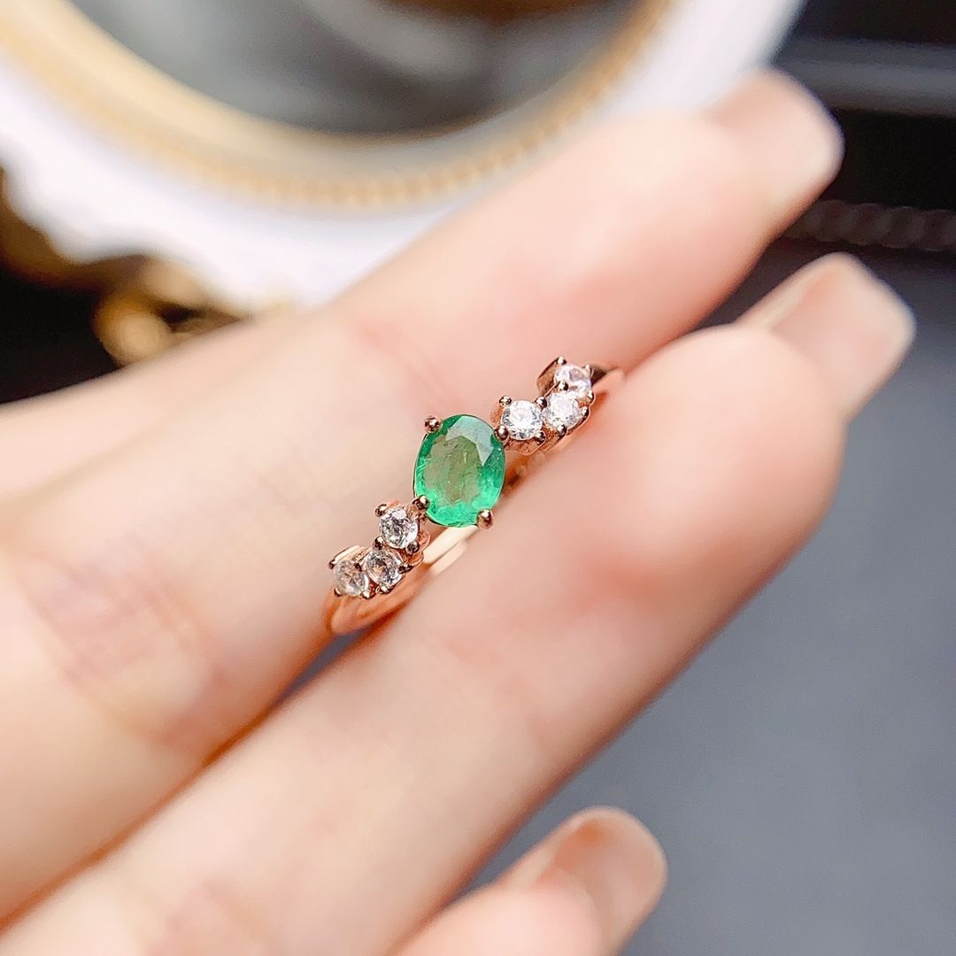 The Allure of Natural Emerald Bracelets for Timeless Elegance