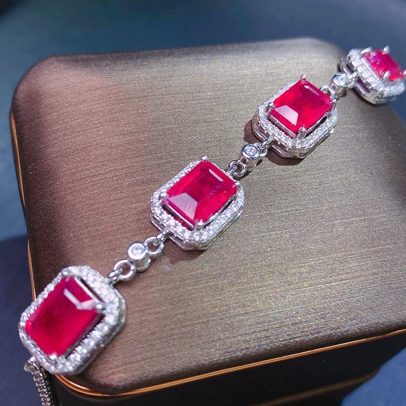 Choosing a Ruby Ring for Women That Balances Elegance and Durability