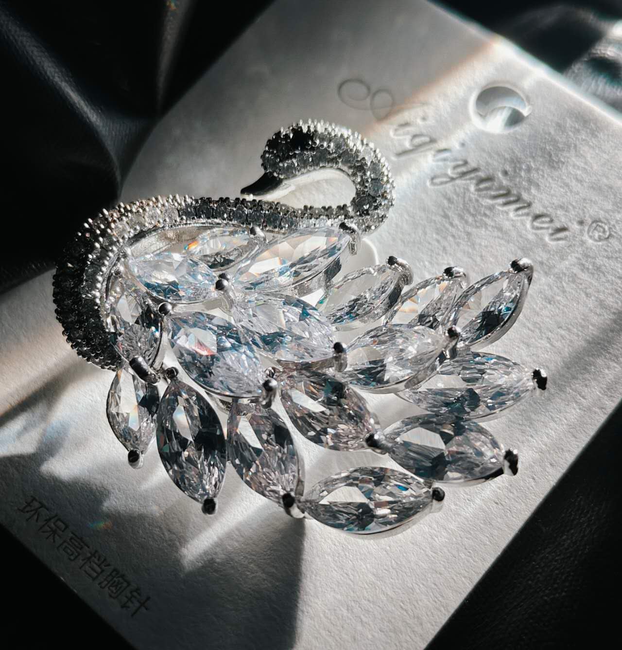 Luxury gift box crystal swan brooch 4.2cm elegant women accessory