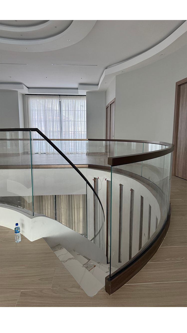 Arc-shaped railing